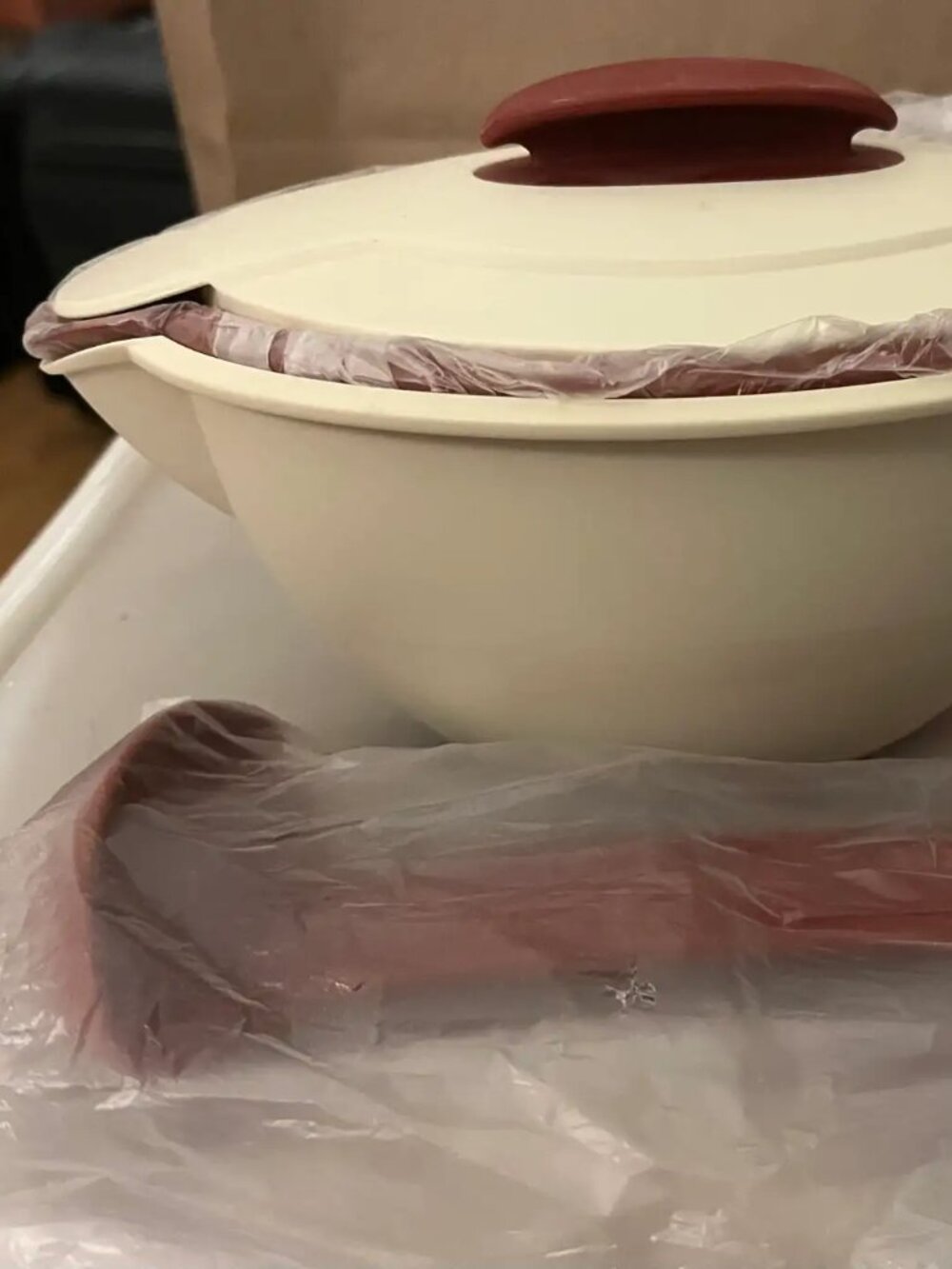 New - Tupperware insulated sauce boat with ladle
